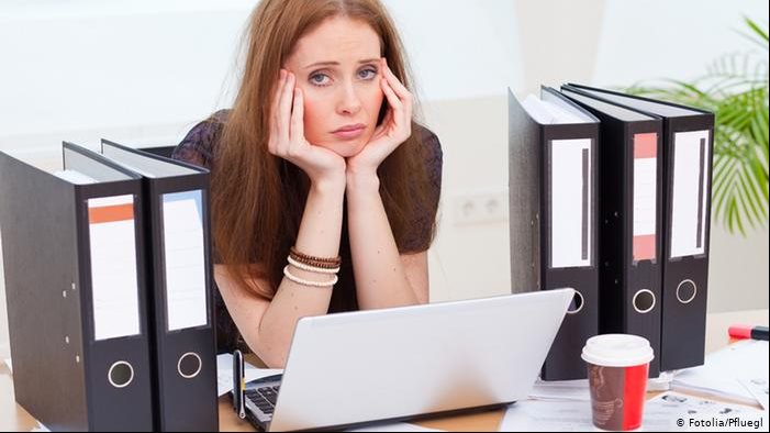 شابة تدبر مكيدة لزميلتها في العمل بهذه الطريقة
