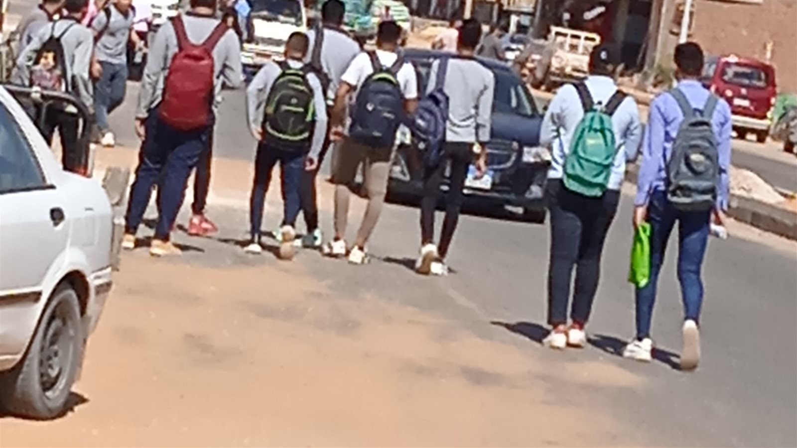 جانب من دخول الطلاب لجان الامتحانات