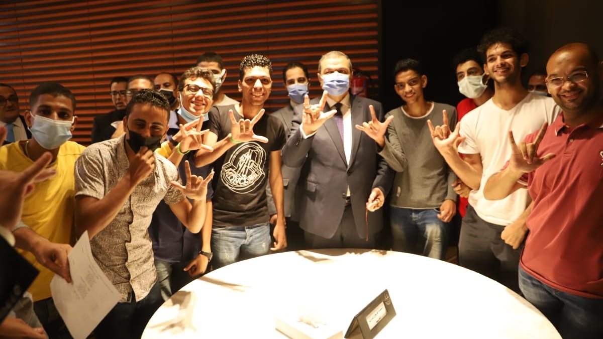سعفان يسلم ذوي الهمم والعزيكة عقود عمل 