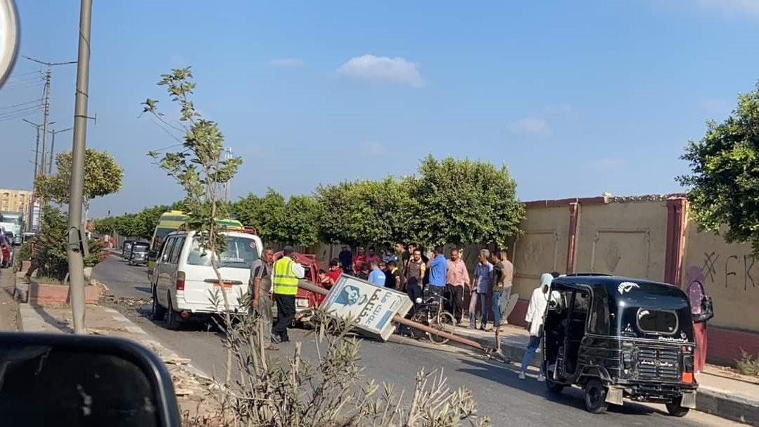 بالصور سقوط عموظ الإنارة يهشم سيارة نقل وميكروباص بكفرالزيات