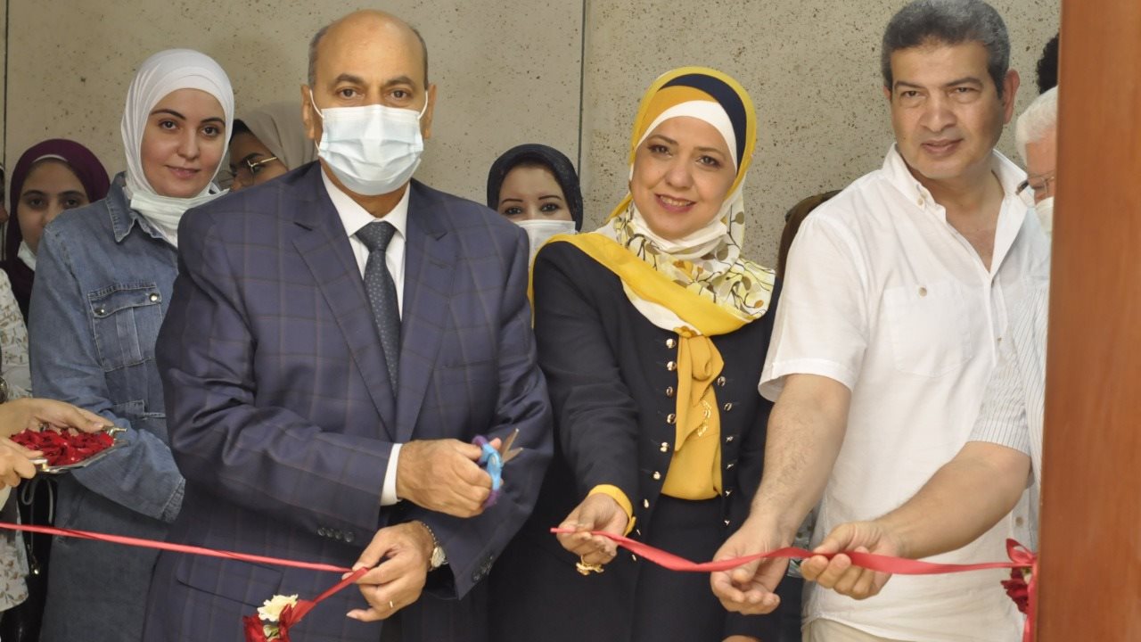 رئيس جامعة المنيا يفتتح معرض تناغمات 