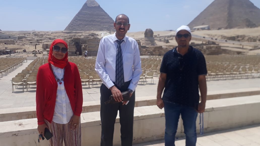 أعضاء لجنة الترميم أثناء تفقد الاهرامات 