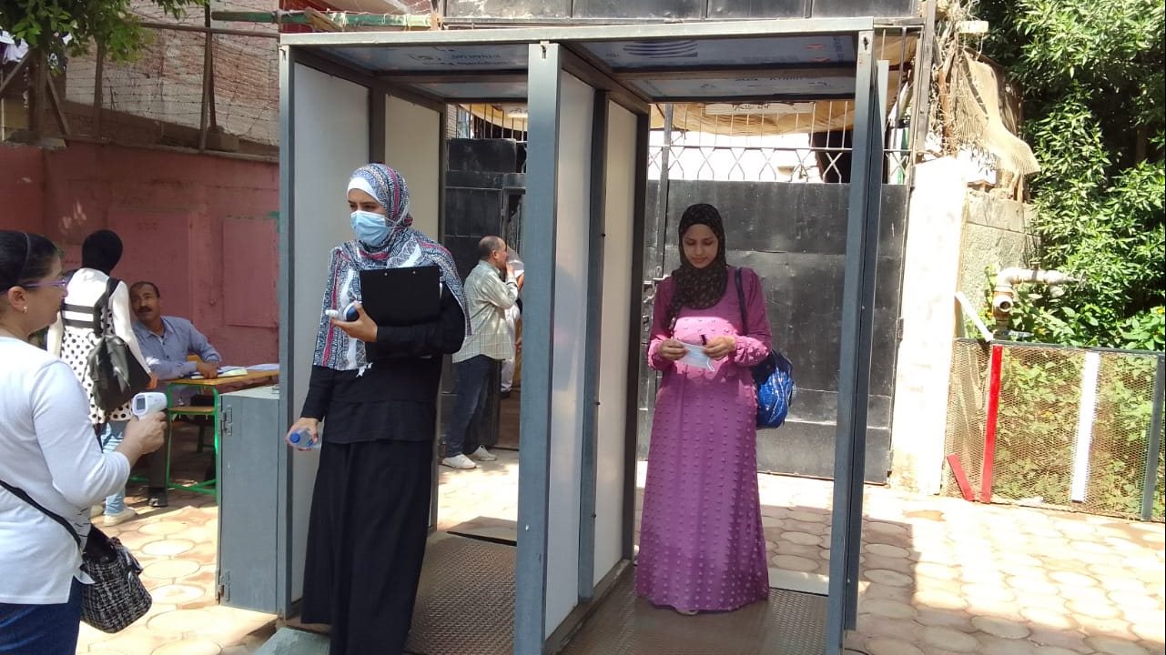 الرش والتعقيم في محيط المدارس 