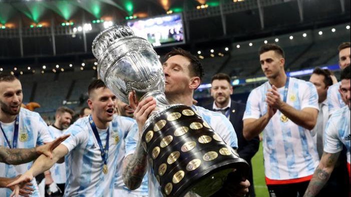 ميسي يرفع كأس كوبا أميركا