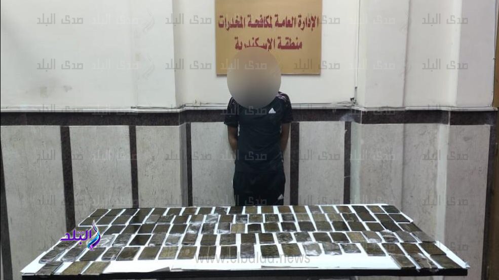 المتهم وامامه المضبوطات