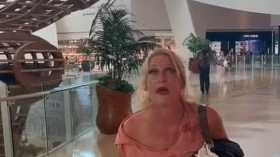  سيدة أمريكية تصفع طفل و تشتم والدته في مول شهير