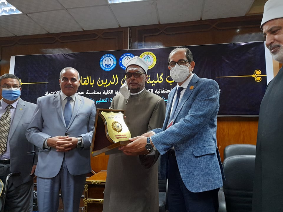 تكريم كلية أصول الدين لرئيس لجنة الشئون الدينية بالشيوخ