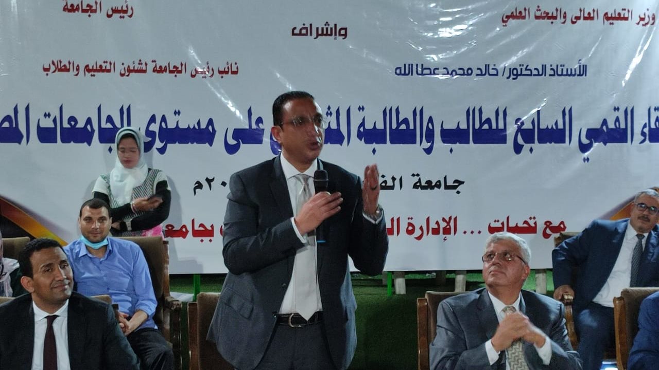 محافظ الفيوم أصناء اللقاء