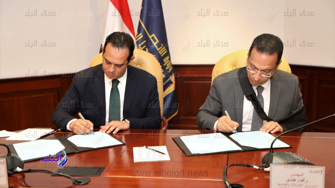 اثناء توقيع البروتوكول