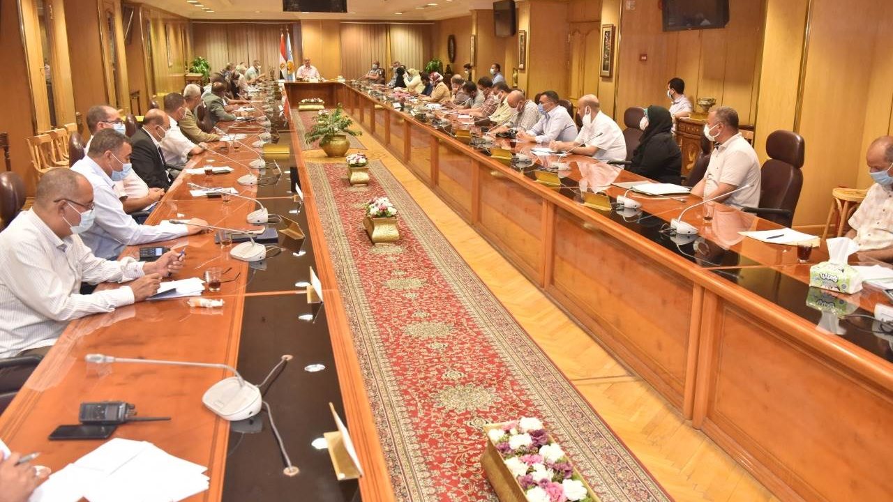 محافظ أسيوط يجتمع برؤساء المراكز والأحياء 