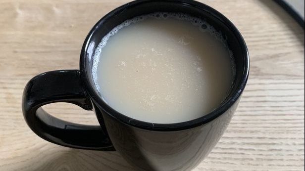 سيدة تتعرض للإنتقاد الشديد بعد نشرها صورة كوب من الشاي 