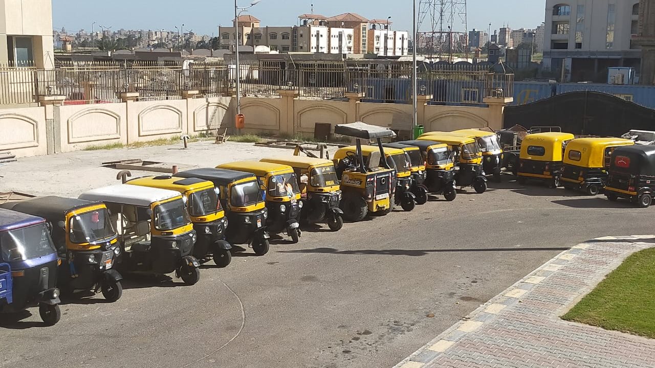 التحفظ على مركبات مخالفة بمحور المحمودية