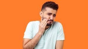مراهق  يخلع  82 سناً من فمه 