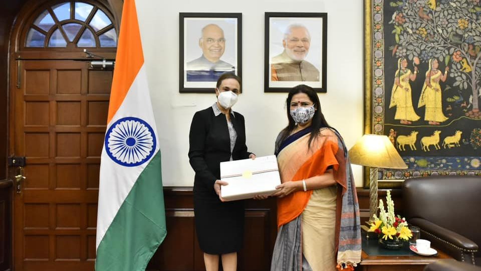 سفيرة مصر في نيودلهي مع وزيرة الخارجية الهندية 