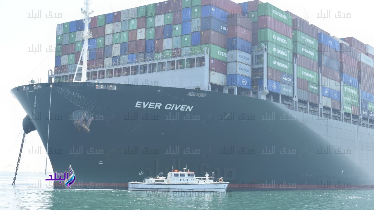 ايفر جيفين أثناء مغادرة قناة السويس