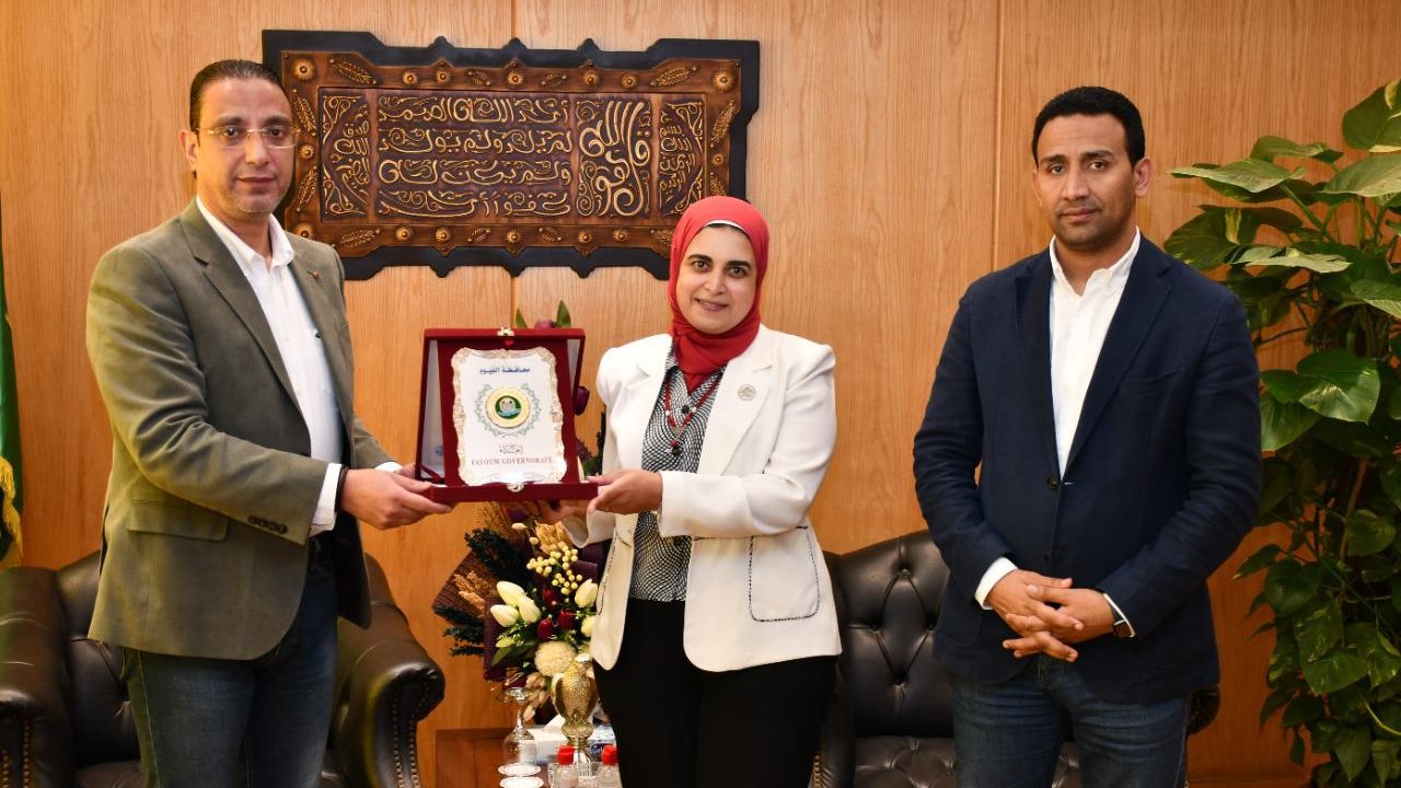 محافظ الفيوم أثناء التكريم