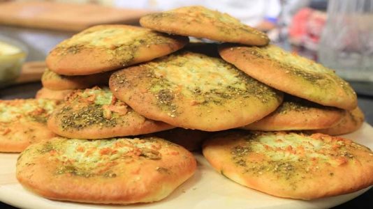 طريقة عمل مناقيش بالجبنة والزعتر طريقة عمل مناقيش بالجبنة والزعتر
