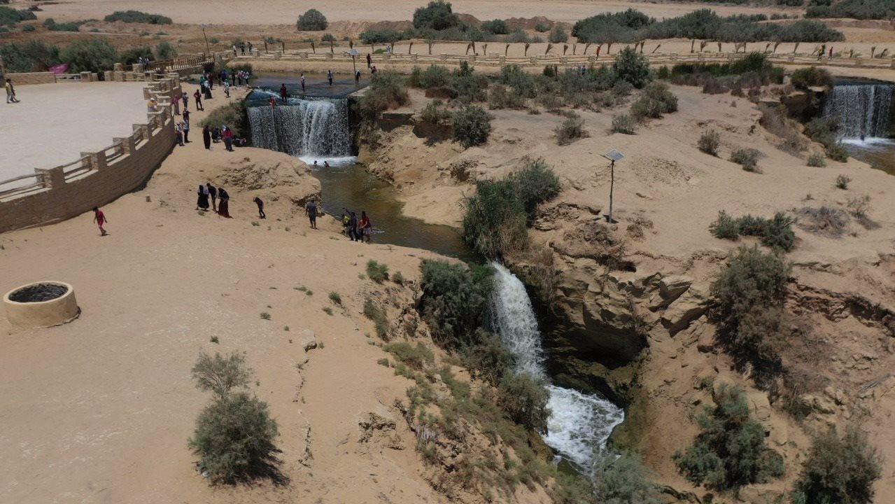 الوفود الطلابية أثناء زيارة شلالات وادى الريان 