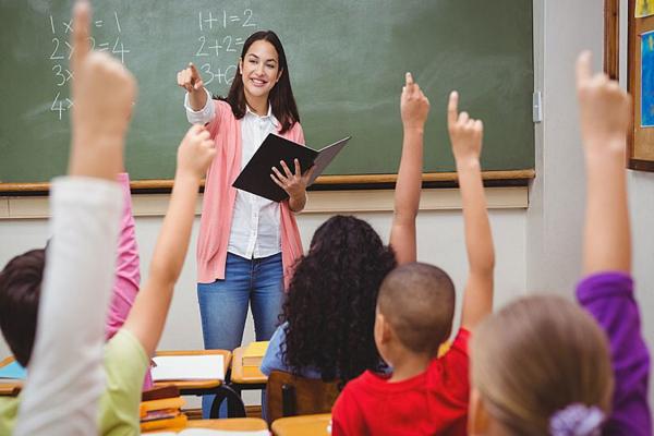 رسالة من طالب إلى معلمته تثير ضجة على وسائل التواصل 