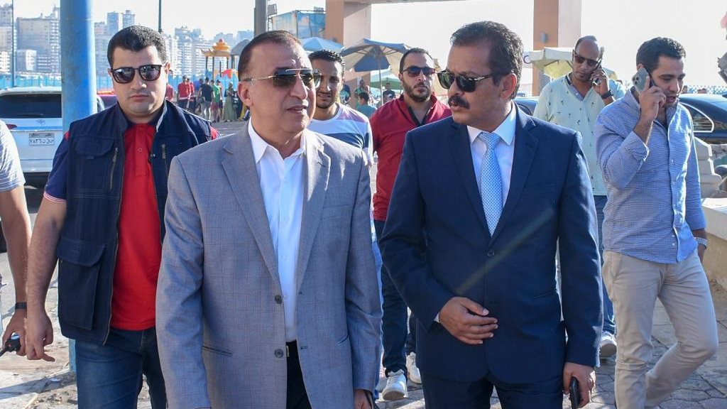 محافظ الإسكندرية يتفقد شواطئ الإسكندرية