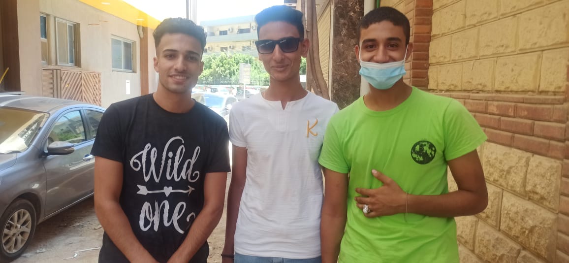 طلاب ثانوية الفيوم أدبى أثناء أرائهم عن امتحان الفلسفة اليوم