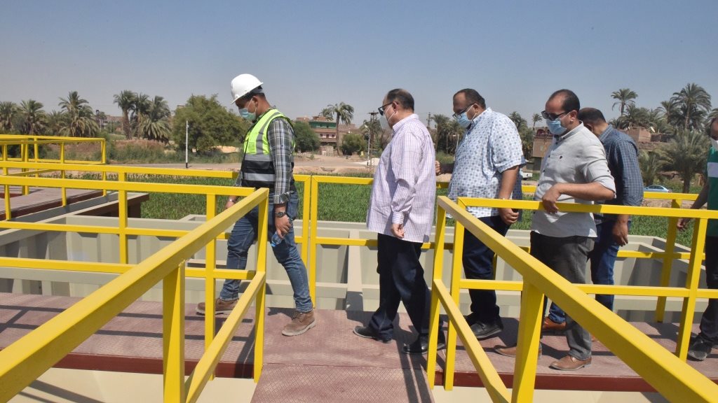 محافظ أسيوط يتفقد أعمال تنفيذ مشروع مياه الشرب والصرف الصحي 