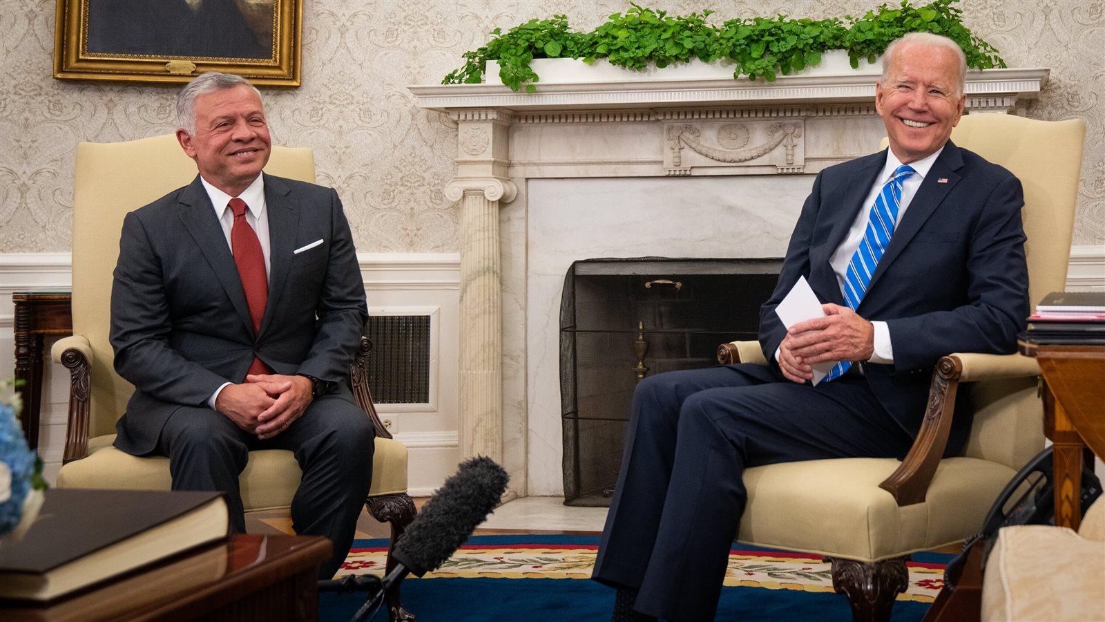 الملك عبدالله يوقف موكبه لتحية أردنيين أمام البيت الأبيض