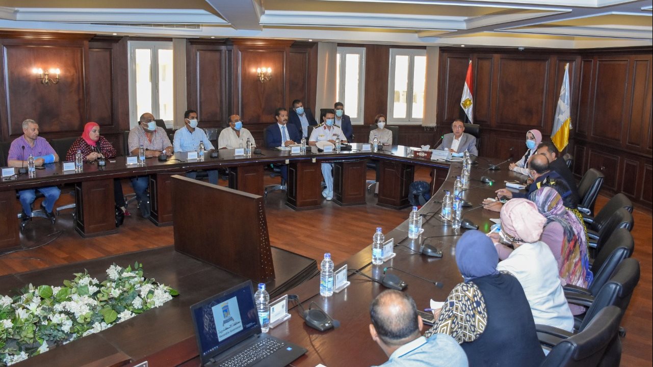 محافظ الإسكندرية يجتمع بالأجهزة التنفيذية