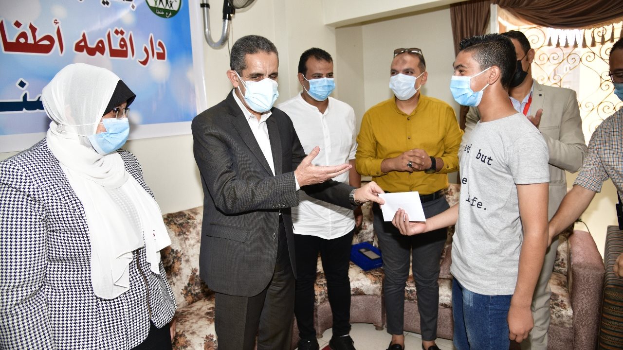 محافظ الغربية يحتفل بعيد الأضحى مع الأطفال والمسنين بطنطا