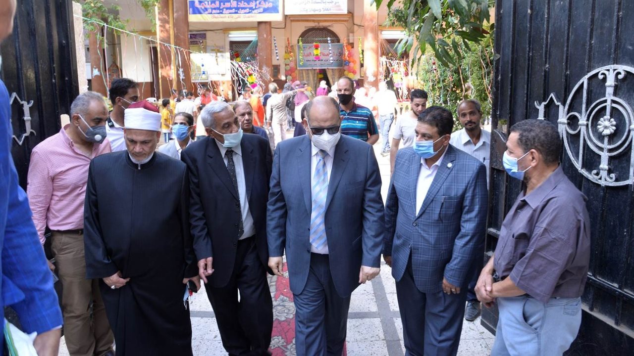 محافظ أسيوط يزور دار الصفا لرعاية الايتام  ويقدم لهم العيديا