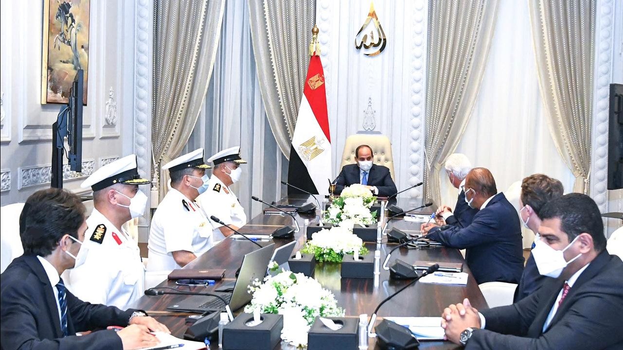 السيسي في أثناء اجتماعه برئيس مجموعة لورسن الألمانية