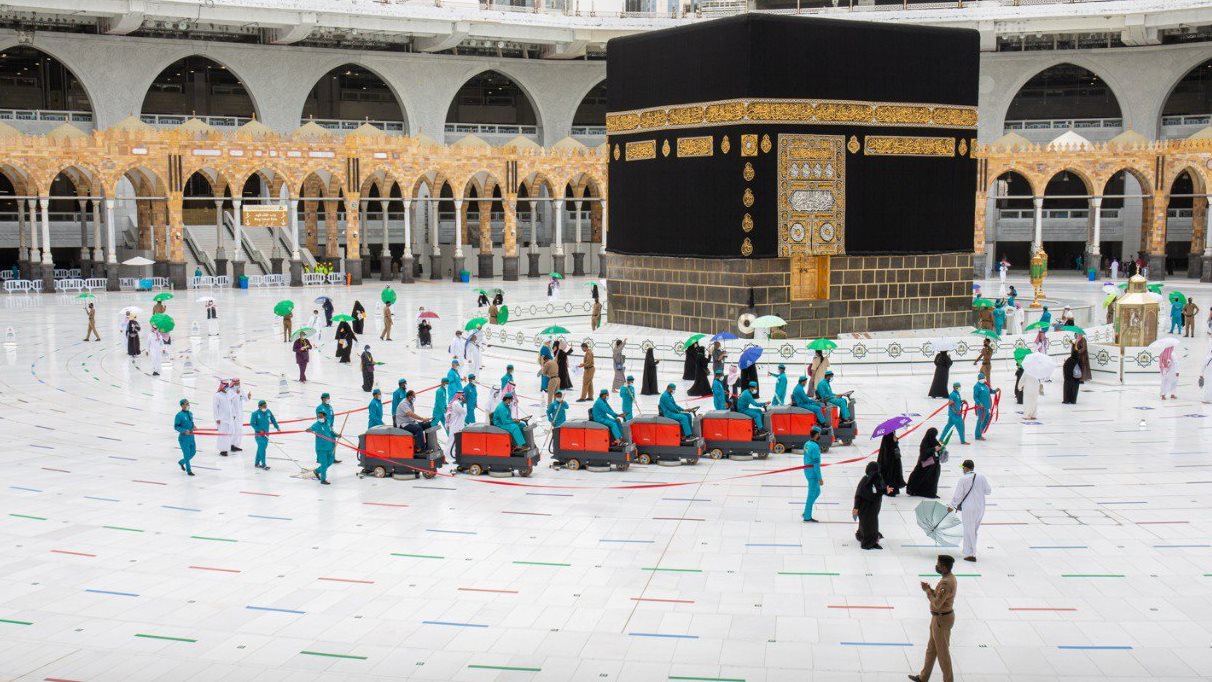 شؤون الحرمين تطهر صحن المطاف استعداداً لاستقبال ضيوف الرحمن
