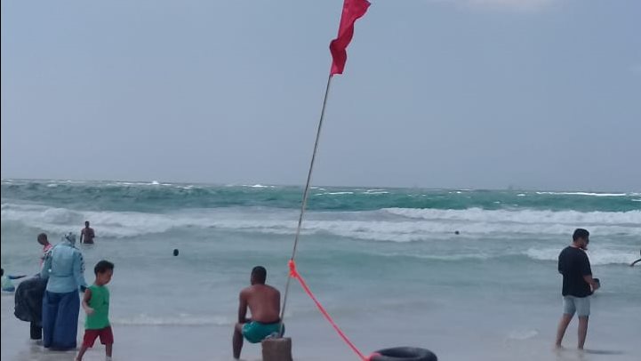 رفع الرايات الحمراء في شواطئ الإسكندرية 