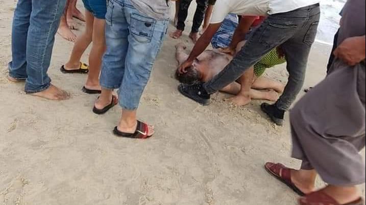 محاولة لإنقاذ الشاب بعد إخراجه من البحر بالعريش