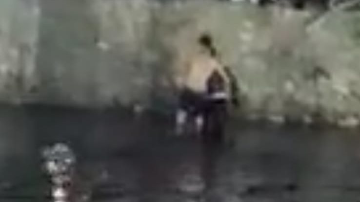 شاهد .. انقاذ حياة شاب غرق في مياه ترعة القاصد بطنطا ..صور
