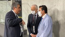 حوار جانبي بين وزير الرياضة وأحمد مجاهد قبل مباراة مصر والأر