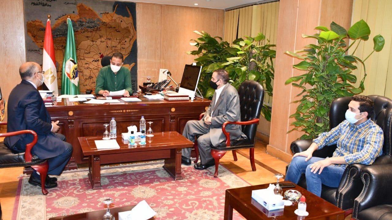محافظ الفيوم أثناء لقائه مع مجلس نقابة  الصيادلة بالفيوم