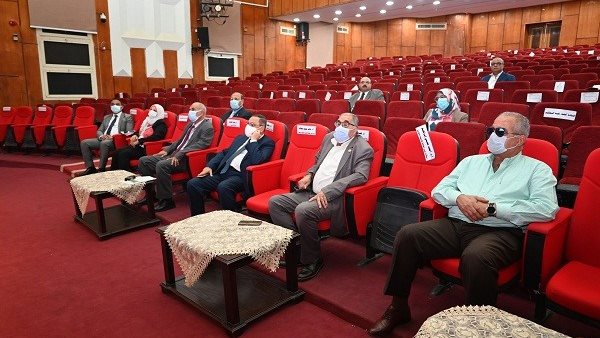 مجلس شئون الدراسات العليا  بجامعة الفيوم أثناء الاجتماع