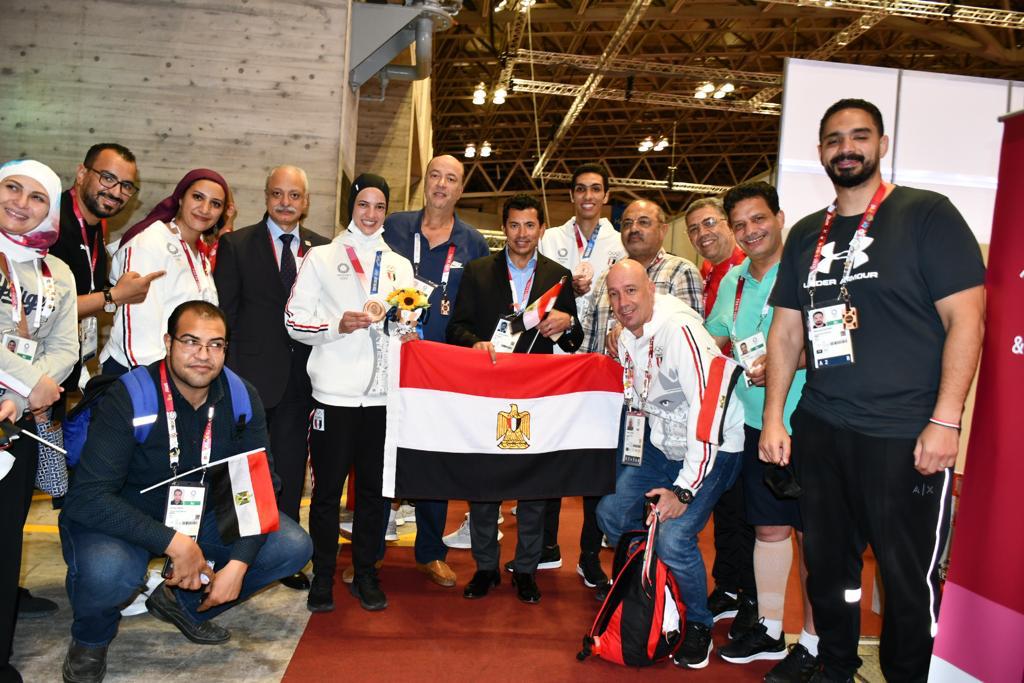 وزير الرياضة يحتفل مع أبطال مصر 