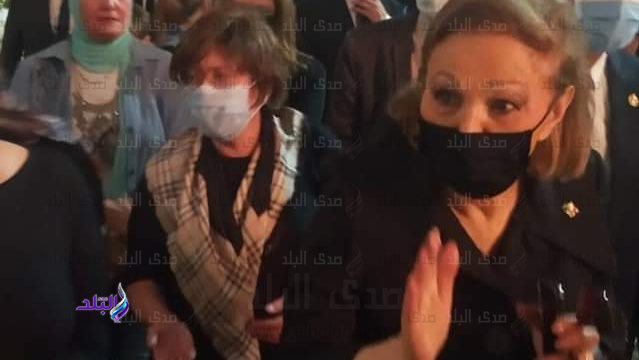 زوجة شاه ايران السابق تحيي ذكراه بمسجد الرفاعي