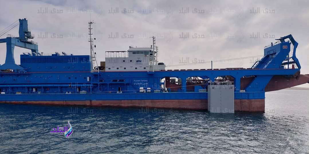الكراكة حسين طنطاوي أثناء تعويمها بقناة السويس