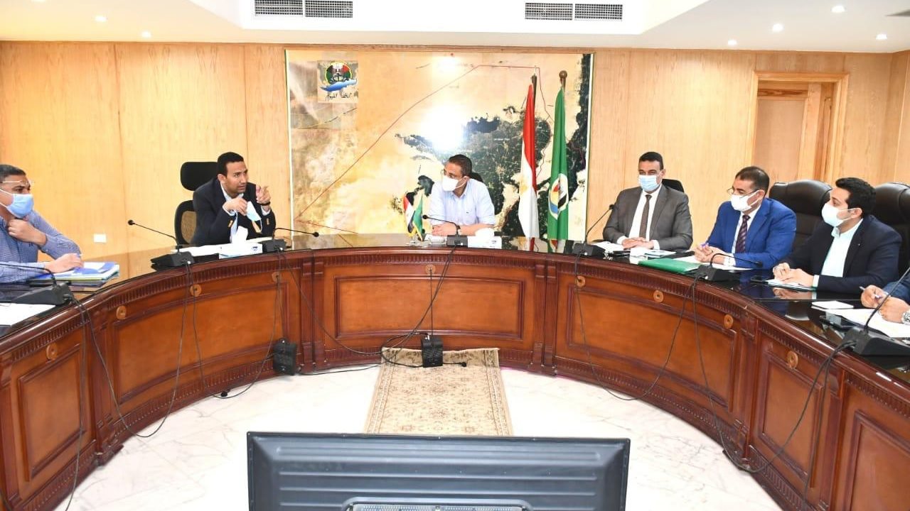 محافظ الفيوم أثناء اللقاء
