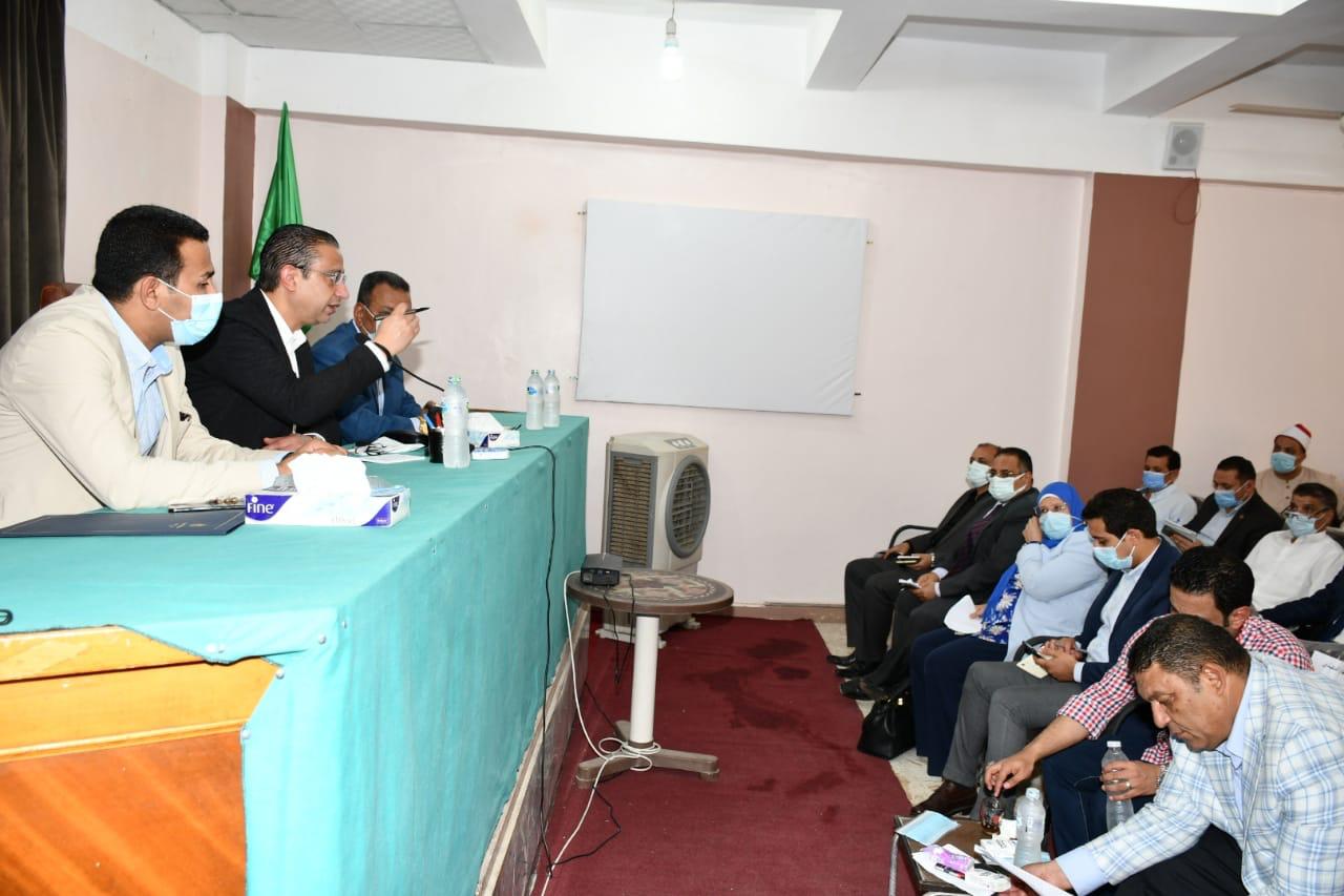 محافظ الفيوم أثناء الاجتماع