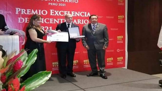 سفير مصر في ليما خلال التكريم