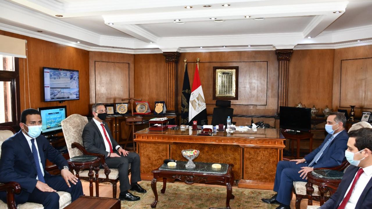 محافظ الفيوم أثناء تهنئة مدير الامن الجديد بمنصبه