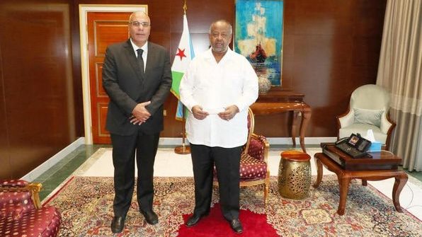 سفير مصر بجيبوتي مع الرئيس اسماعيل عمر جيله مراسم تكريمه