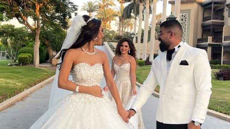 رنا رئيس خلال حفل زفاف شقيقتها 