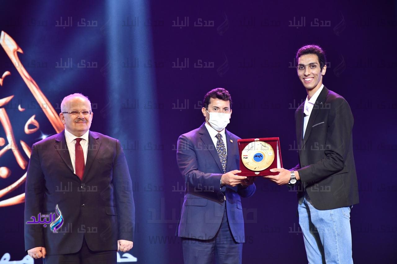  وزير الشباب الرياضة يكرم هداية ملاك وسيف عيسى