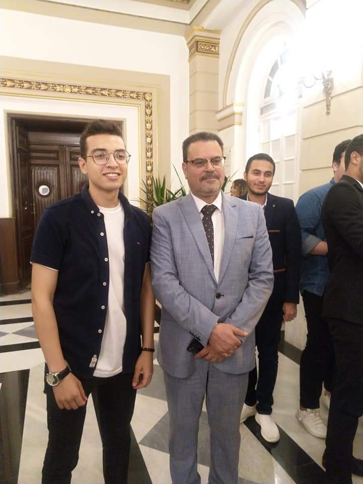 نائب رئيس جامعة الأزهر وأحد الطلاب نائب رئيس جامعة الأزهر وأحد الطلاب
