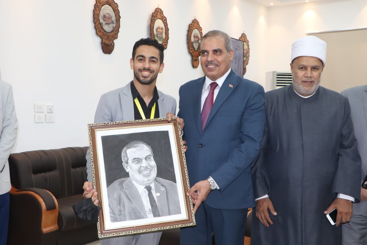 رئيس جامعة الأزهر مع الطالب أحمد عبدالله